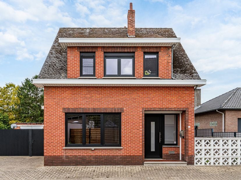 Vrijstaande gezinswoning met 3 slaapkamers, garage, grote afgesloten oprit en zonnige tuin op 7 are<br />
Bent u op zoek naar een betaalbare vrijstaan