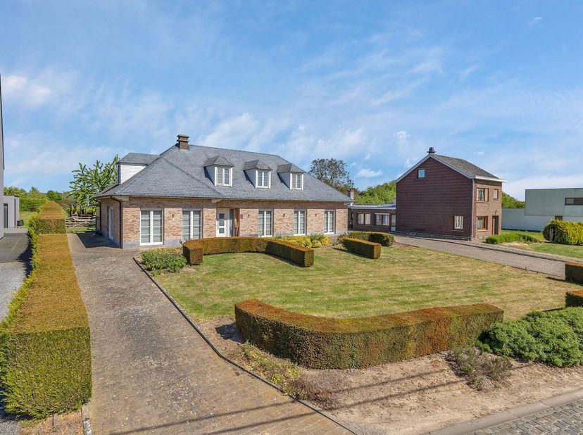Topo-Immo biedt u deze volledig gerenoveerde instapklare woning op een prachtig perceel van maar liefst 42a94ca met onder andere een paardenbox, paddo
