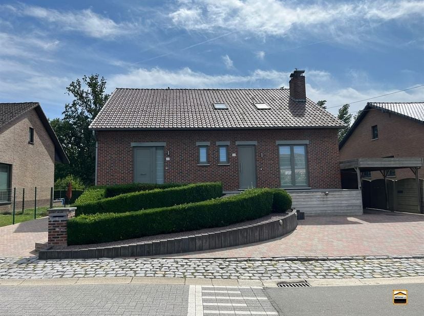 Ruime en kwalitatief afgewerkte tweewoonst met afzonderlijke appartementen<br />
Op een rustige en aangename locatie, nabij de natuur en toch met een
