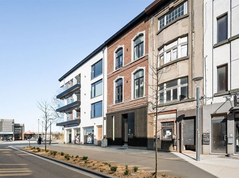 Verhuurd nieuwbouwrenovatie opbrengsteigendom te Sint-Truiden<br />
Algemeen:<br />
Het gebouw werd in 2024 volledig gerenoveerd en afgewerkt met hoog