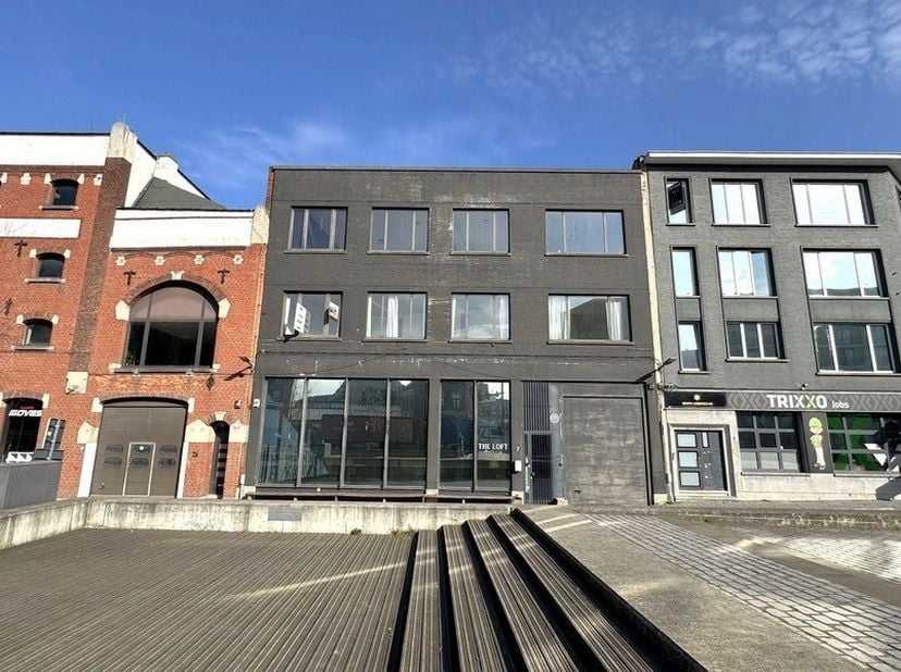 250m² landschapskantoor in loftstijl op eerste verdieping met privatief terras<br />
Ligging: tussen het Lobroekdok en Asiadok vlakbij het Eilandje, v