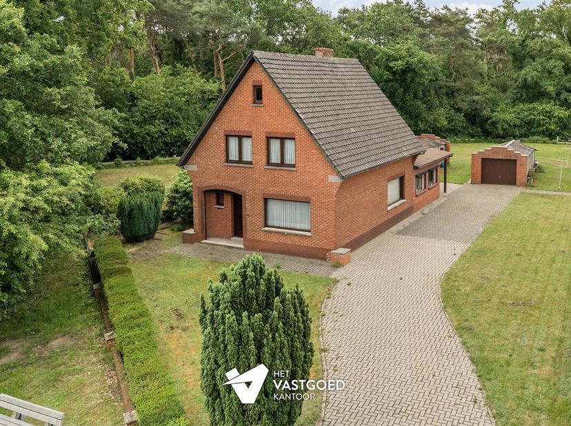 Op te frissen karaktervolle OB met 3 slaapkamers uiterst rustig ten midden van het groen op een perceel van maar liefst 20a16ca te Oostham.<br />
Bela