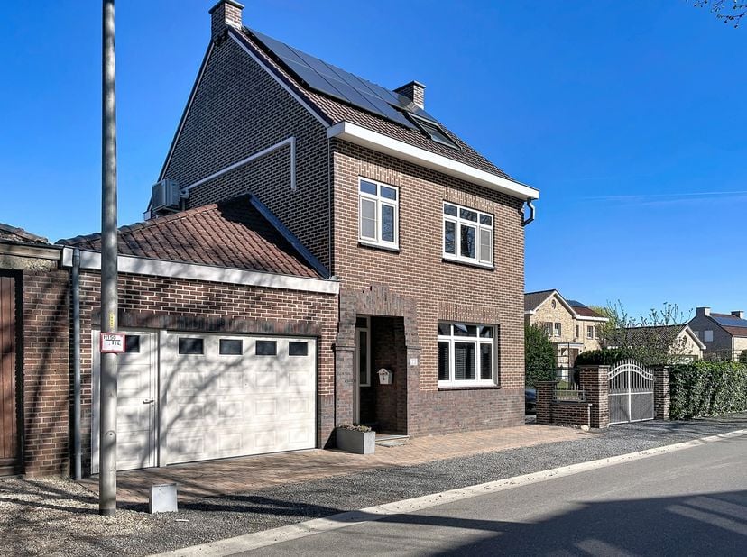 In het pittoreske Aldeneik bevindt zich deze charmante woning met 3 slaapkamers. De half vrijstaande woning is voorzien van verwarming d.m.v. een warm