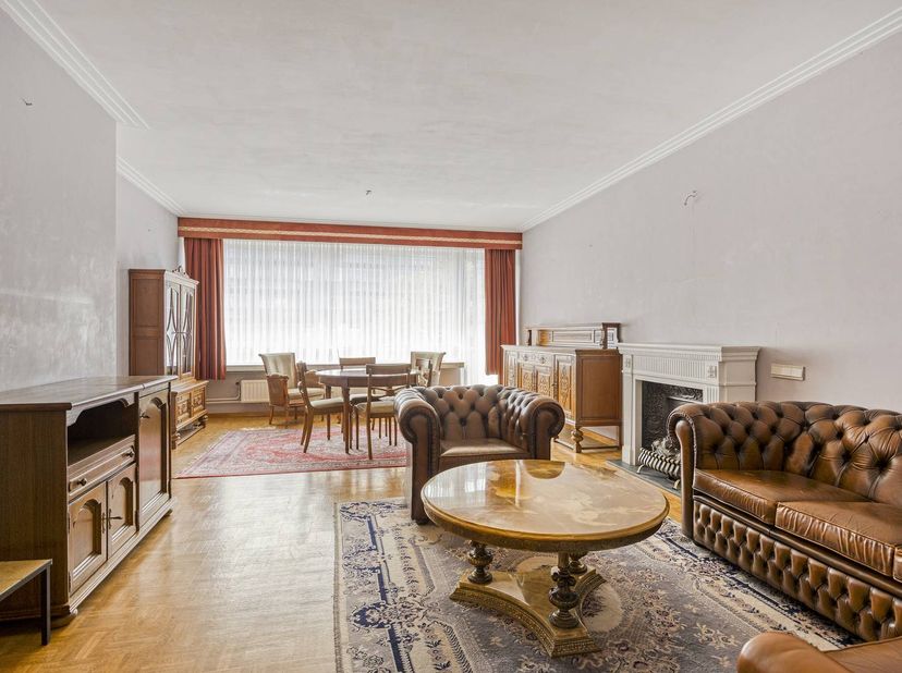 L'appartement est situé au 3ème étage et est facilement accessible par l'ascenseur.<br />
<br />
En entrant par le hall d'entrée central, vous remarqu