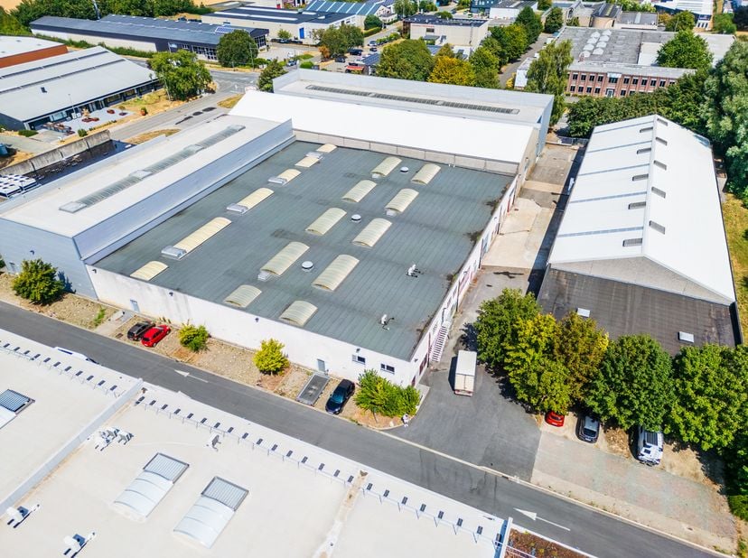 Entrepôt de ±2.428 m² avec bureaux – Zoning Nord de Wavre<br />
Implantez votre entreprise au cœur du Zoning Nord de Wavre, l'un des parcs d'activités