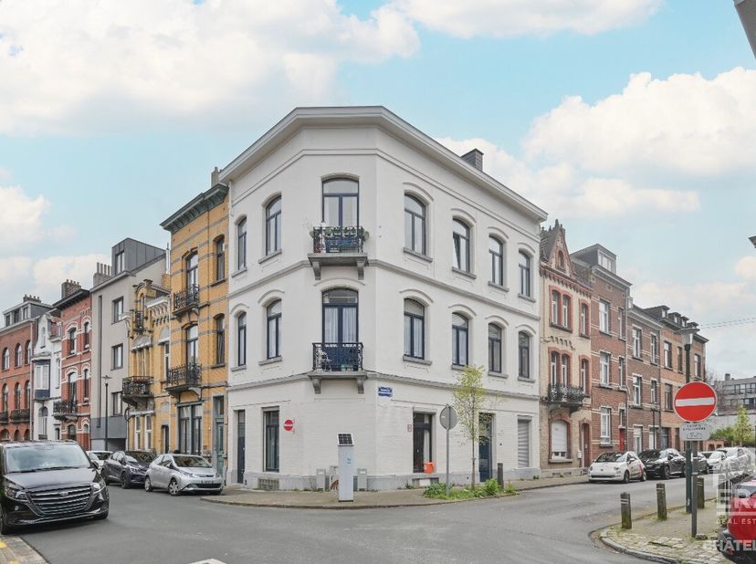 1-bedroom apartment  Uccle, close to Bascule and ULBERA Châtelain stelt u dit goed ingedeelde appartement voor, ideaal gelegen in Ukkel, tussen Florid