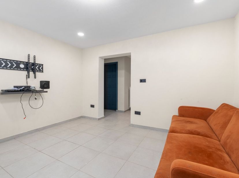 Middelkerke: halfopen woning in het centrum op korte afstand van openbaar vervoer. Deze woning uit 1956 werd recent gerenoveerd en biedt dankzij de sl