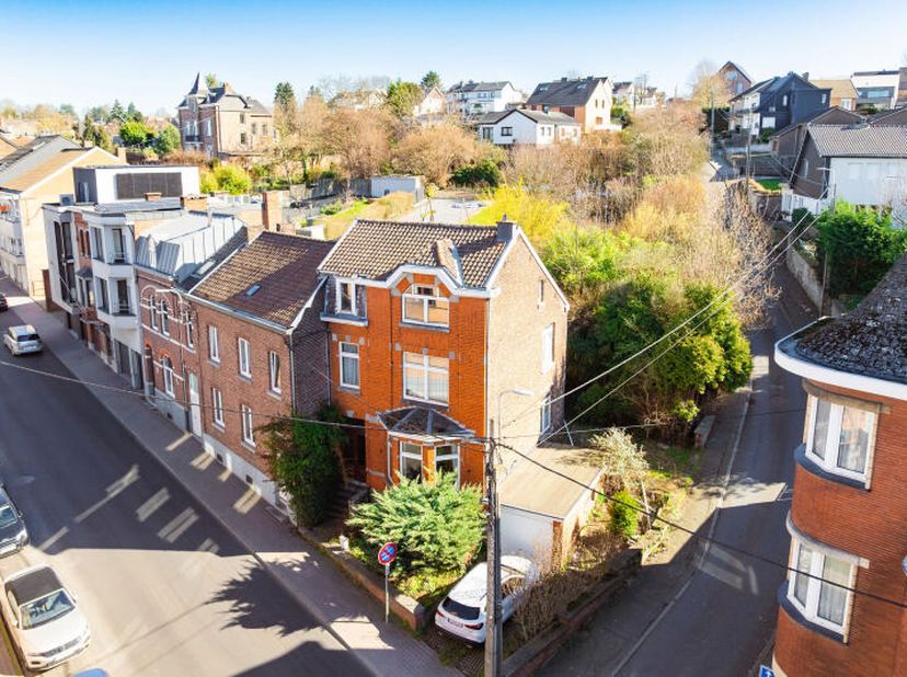 Spacieuse maison bourgeoise (+/-238m² daprès PEB), 4 chambres avec garage et jardin, idéalement située à Visé, idéal pour famille ou profession libéra