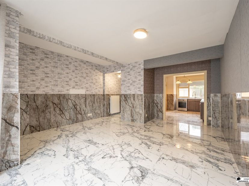 In de Zuidstraat in Bredene bevindt zich deze  gerenoveerde en instapklare woning met vier grote slaapkamers. Dankzij de gunstige ligging, vlakbij het