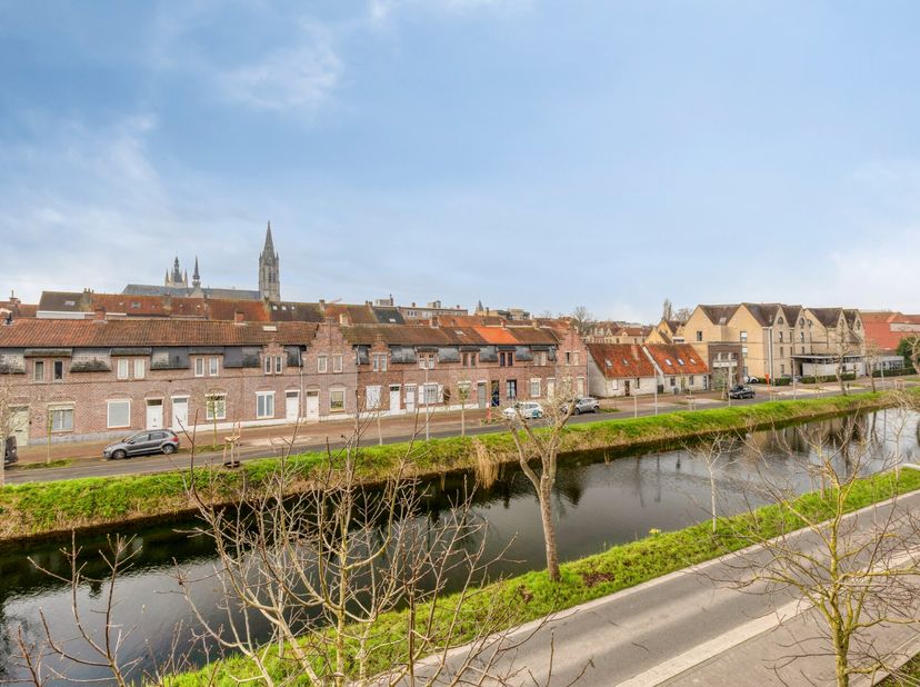 In de Masscheleinlaan&amp;nbsp;bevindt zich deze charmante woning met een prachtig uitzicht op de waterloop De Ieperlee, gelegen in het hart van de histor