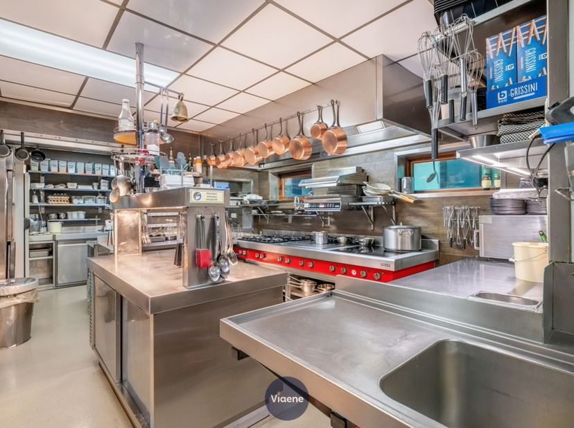Bien professionnel à remettre
                    à 8400 Oostende
