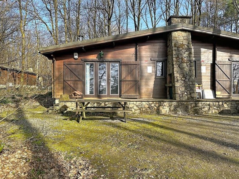 Joli chalet situé dans le village vacances de Oignies !!!<br />
Le bien est composé comme suit : un salon, une cuisine avec coin repas, 2 chambres, un