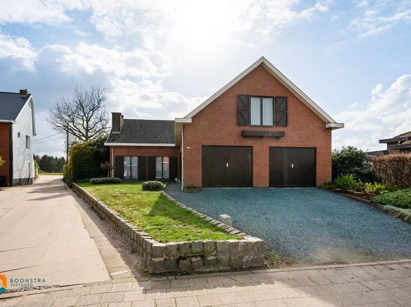 Op een uitstekende locatie te Duffel bevindt zich deze ruime woning met 4 slaapkamers en een sfeervolle tuin met bijgebouw op een mooi perceel van 220