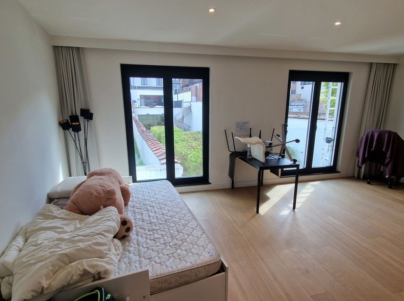 Réservé aux étudiants :<br />
Ce studio lumineux de 36² avec salle de bains privative et cuisine équipée se trouve au premier étage d'une petite résid