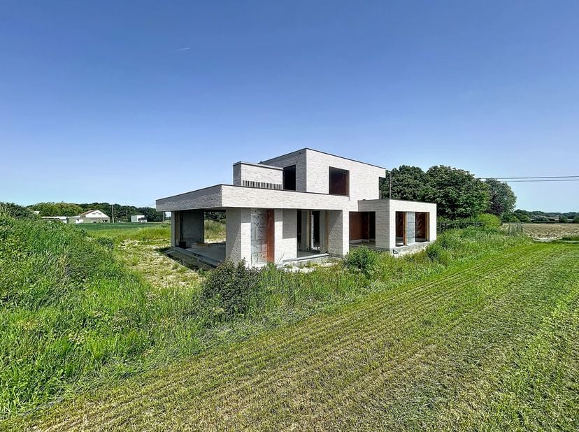 De villa is gelegen op een uitzonderlijk perceel van 3.600 m² in de Vlaamse Ardennen hoog gelegen en uitkijkend over de Streuvelskouters en de Tiegemb