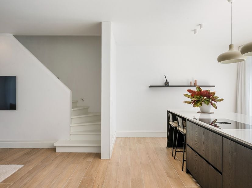 In een rustige en kindvriendelijke woonwijk in Rijkevorsel bevindt zich deze stijlvolle halfopen bebouwing uit 2022. De woning combineert de charme va