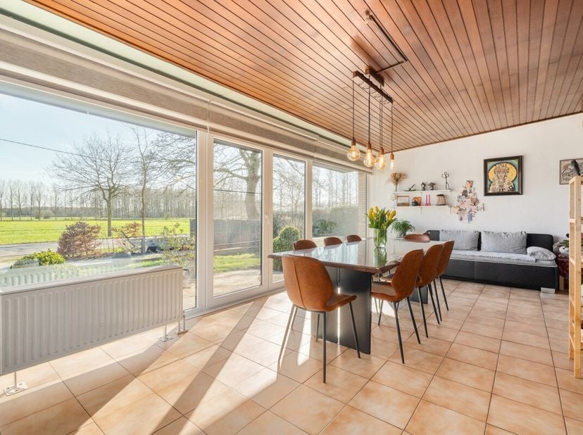 LiggingIn het rustige en groene Wachtebeke bevindt zich deze tijdloze &amp; vrijstaande bungalow op een royaal perceel van 950m². Een ideale ligging voor