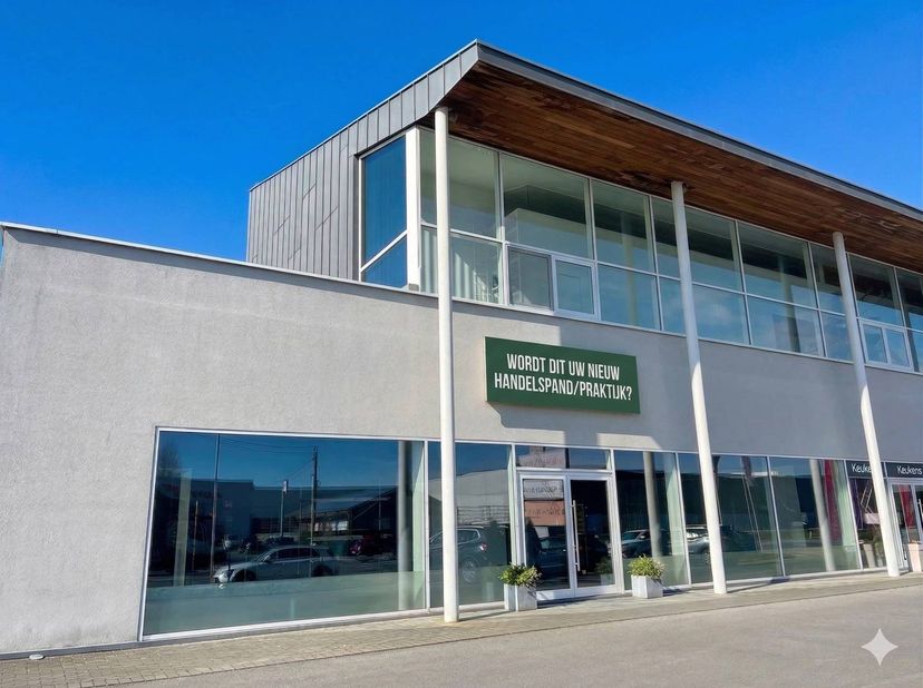 Dit volledig herschilderde handelspand van ca. 170m² is gelegen aan de commercieel interessante Bruggesteenweg te Hooglede. De locatie geniet van een