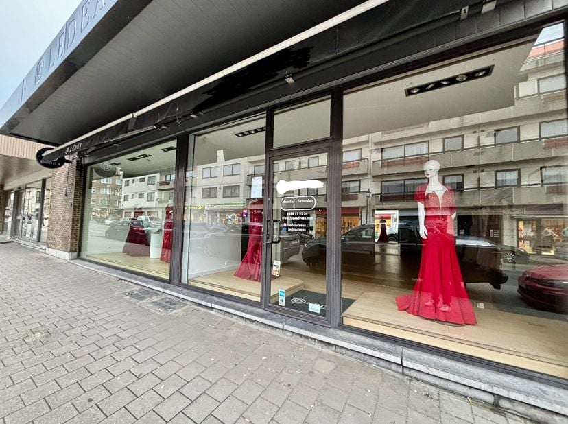 QUARTIER DE WAND - Avenue de Busleyden (perpendiculaire à la rue de Wand), à côté de KBC, 2 commerces reliés en un très grand commerce en excellent ét