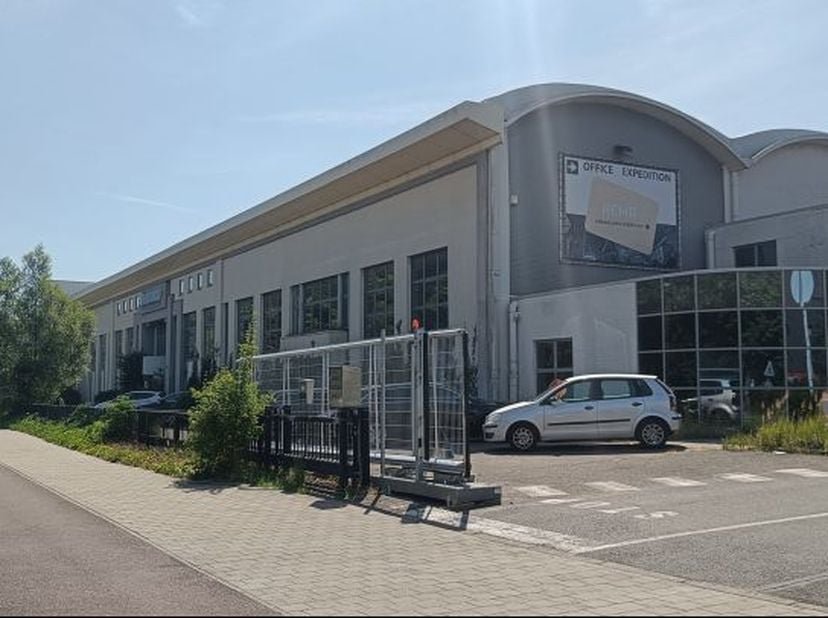 Magazijn (8m hoog) en kantoren te huur op Antwerpen Linkeroever nabij E17/E34. Tram voor de deur.<br />
<br />
--------<br />
opsplitsbaar<br />
<br /
