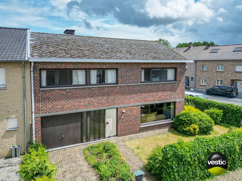 RUIME WONING MET 4 SLAAPKAMERS TE EISDEN<br />
<br />
Deze verrassend ruime woning treffen we aan op de hoek van de Populierenstraat en de Kortestraat