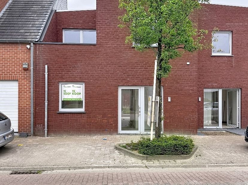 Deze prachtige woning is gelegen in het rustige Ichtegem en beschikt over een tuin en een gezellig terras waar je heerlijk kunt genieten van de buiten