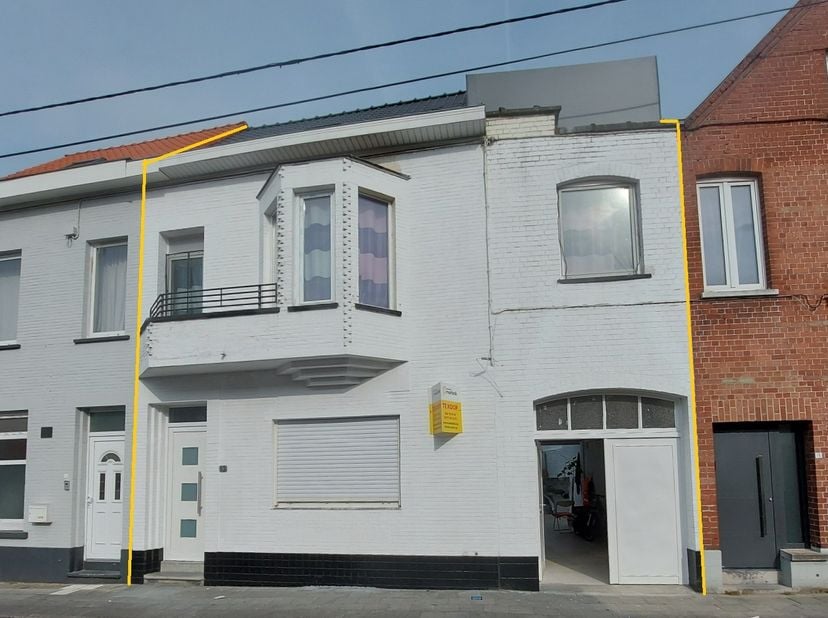 Grote gerenoveerde woning op 307m² met 4 ruime slaapkamers, tuin en garage. Inkom, voorplaats/buro/speelkamer, trappenhall, kelder, ruime living en ze