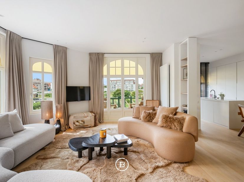 Een zeldzaam erfgoed duplex-appartement op één van de meest discrete en gegeerde lanen van Duinbergen. Met een bewoonbare oppervlakte van 133 m², verd