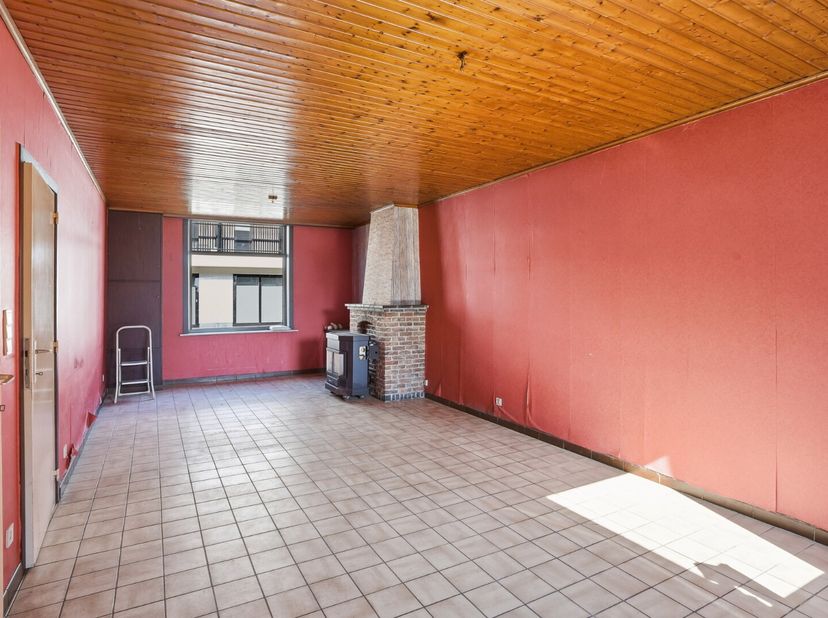 Deze ruime rijwoning ligt in het centrum van Eernegem en dateert uit 1933. Met een bewoonbare oppervlakte van 106 m² en een perceel van 296 m² biedt d