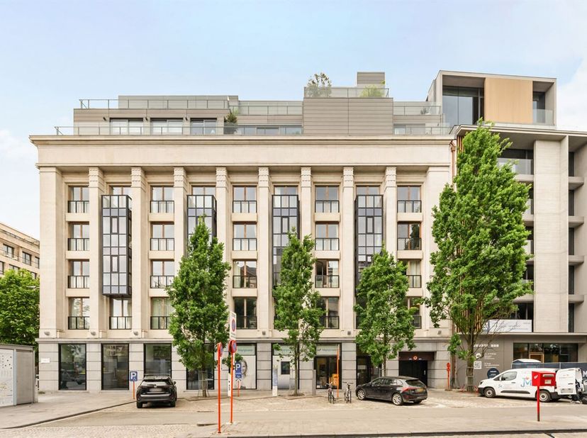Topgelegen kantoorgebouw/groepspraktijk van 680m2, in het centrum van Kortrijk met maximale visibiliteit. <br />
680m2: inkom en wachtruimte, diverse