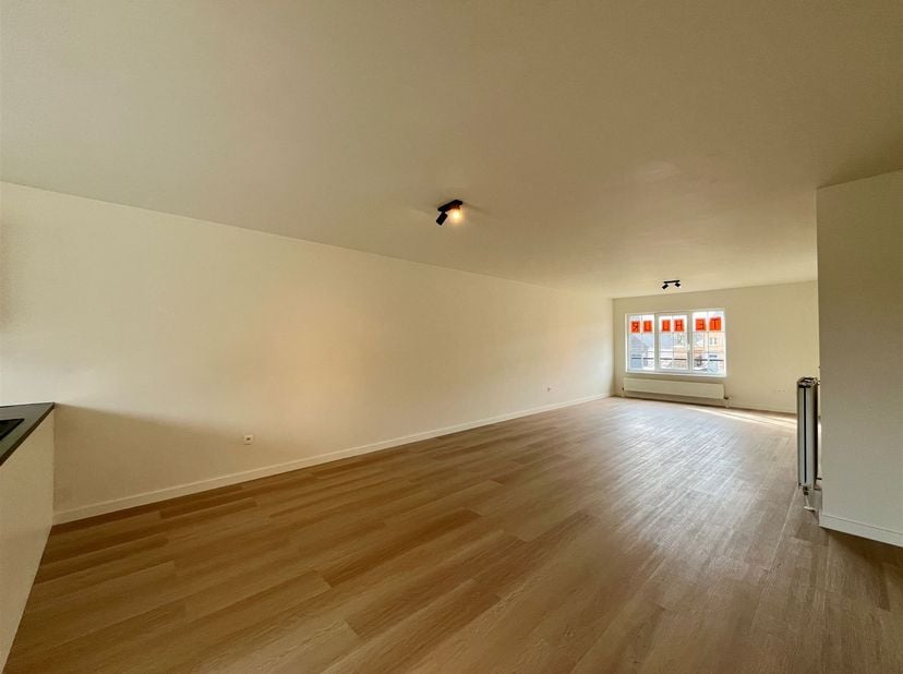 Volledig gerenoveerd duplex appartement in het centrum van Wechelderzande. <br />
<br />
Ligging: Dit volledig gerenoveerde duplexappartement is rus