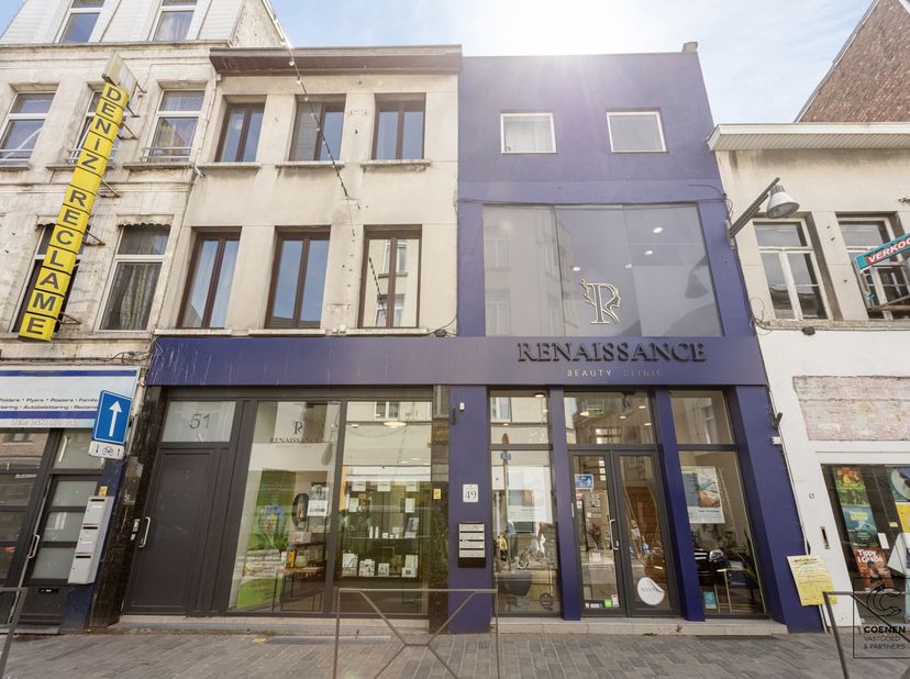 Immeuble commercial avec appartement et studio loués à vendre à Berchem – excellente opportunité d'investissement dans un quartier commercial recherch