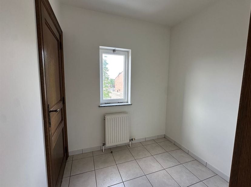 Appartement met 2 slaapkamers in Heist-op-den-Berg<br />
Ligging:<br />
Het appartement is rustig gelegen vlakbij het centrum van Heist-op-den-Berg, w