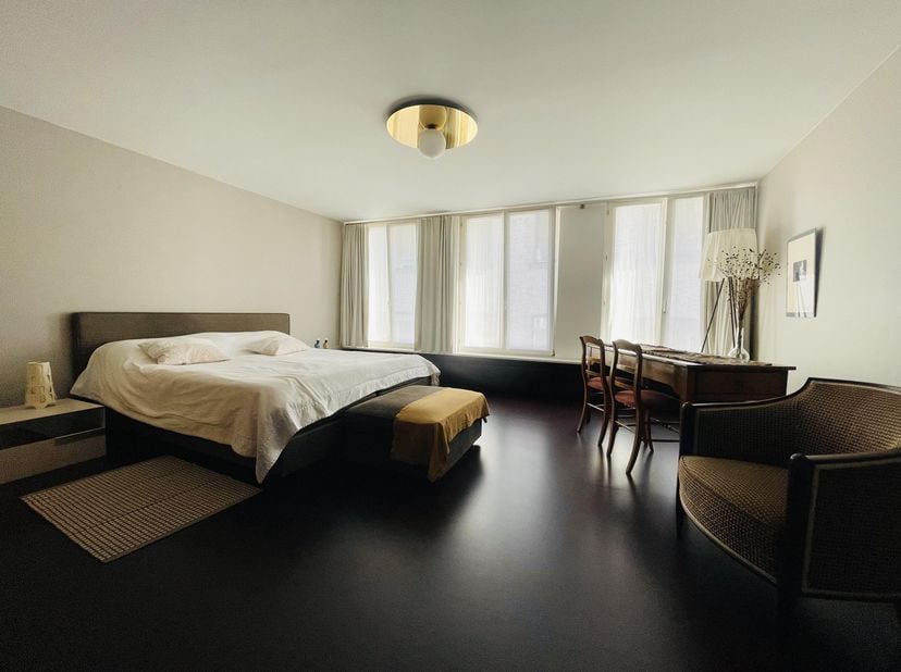 Gemeubeld triplex-appartement met terras in hartje Gent<br />
Instapklaar en charmant triplex-appartement in de Onderstraat, met zonnig terras en zich