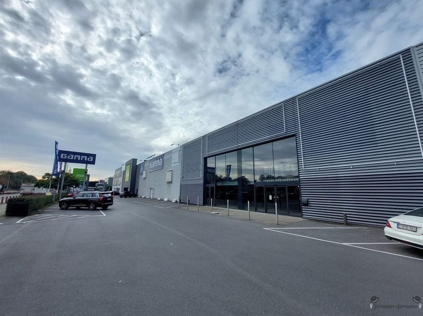 Espace commercial multifonctionnel dans un emplacement de choix.<br />
<br />
Cet immeuble commercial est situé à un emplacement de choix sur Boomse