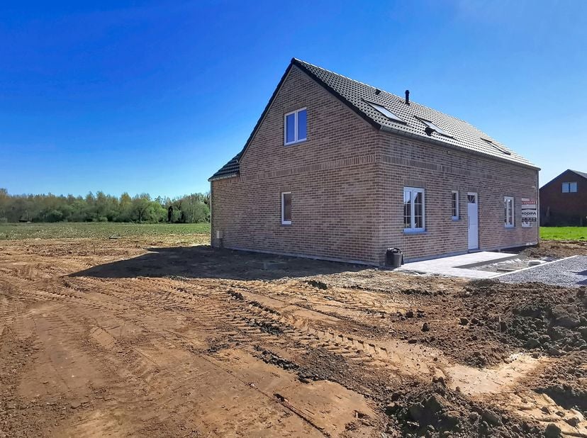 Modifa heeft het genoegen deze ruime nieuwe volledig uitgeruste villa van 162m² voor te stellen met een prachtig uitzicht op het platteland. Op het ge