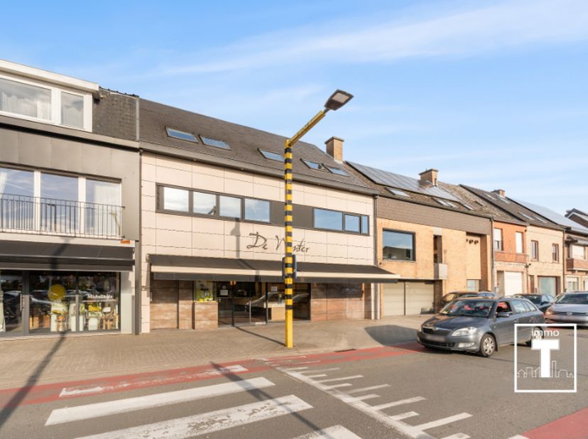 Dit instapklare handelsgelijkvloers met prachtige woonst, gelegen aan Kapellendries in Wetteren en gekend in de buurt, biedt een uitstekende opportuni
