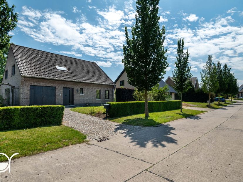 Deze ruime villa is gelegen op een zuid gericht perceel van 867m² in een rustige straat in het centrum van Aalter.<br />
De woning heeft een totale be