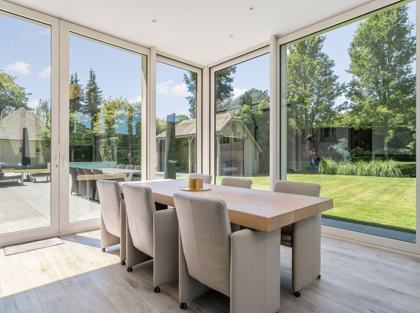 Deze prachtige, ruime villa is gelegen op een mooi aangelegd perceel met een uitzonderlijk gevoel van rust en privacy. De woning combineert royale lee