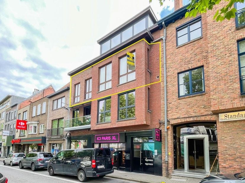 Op UITERST GUNSTIGE LIGGING in centrum Zottegem vinden we dit INSTAPKLAAR APPARTEMENT met 3 SLAAPKAMERS.<br />
Deze eigendom werd steeds ZEER GOED OND