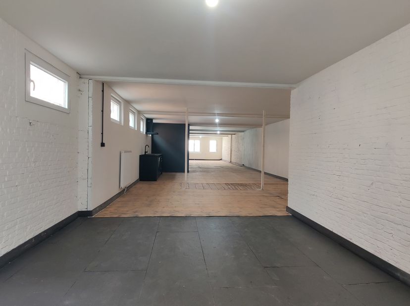 In de rustige maar vlot bereikbare Tulpstraat bevindt zich deze instapklare werkruimte van ca. 160 m². Dankzij de open indeling, moderne afwerking en