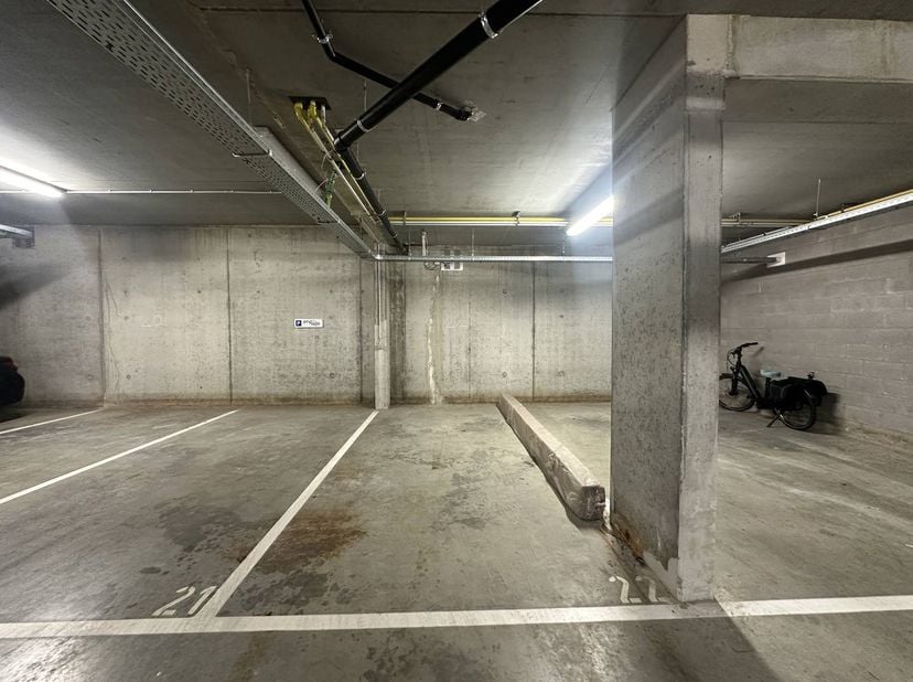 De autostaanplaats heeft een oppervlakte van 12,5 m² en bevindt zich in de kelderverdieping van het appartementsgebouw Residentie L'Estrade, strategis