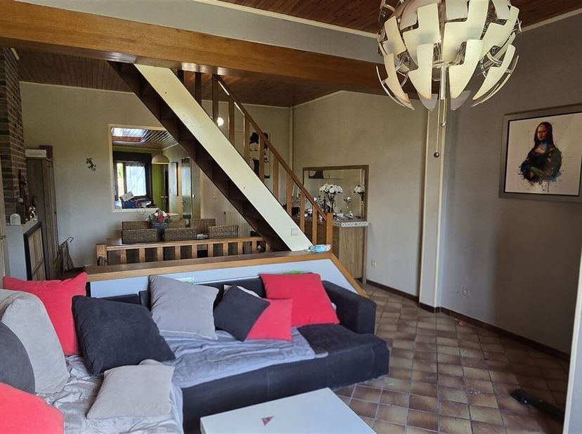Aantrekkelijk huis met 4 slaapkamers op minder dan 1 km van voorzieningen en snelwegverbindingen.<br />
Deze woning, die direct bewoonbaar is, heeft e