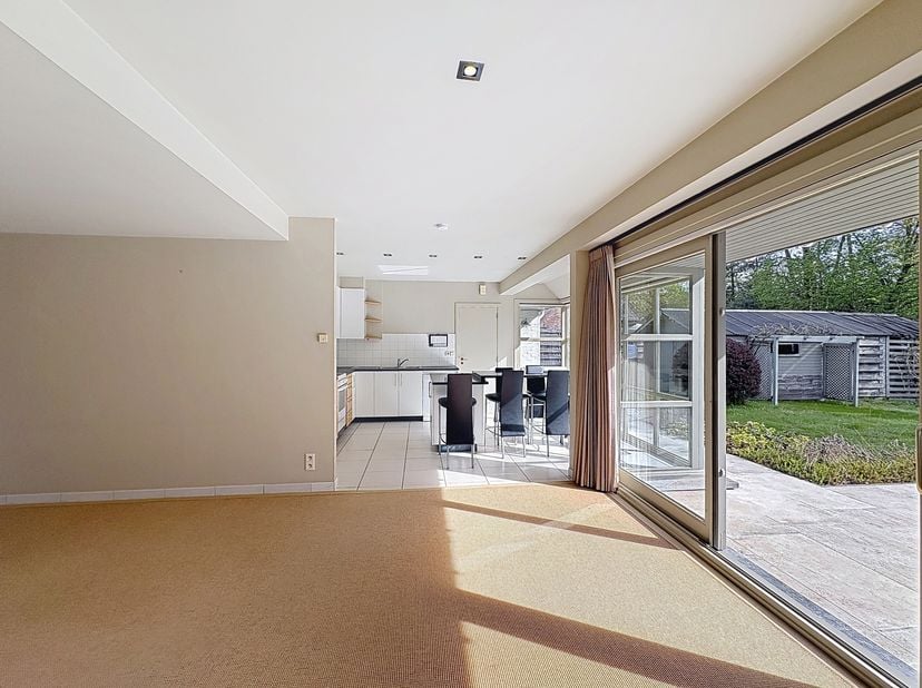Ligging<br />
Deze vrijstaande woning is uitstekend gelegen in Sint-Denijs-Westrem, vlakbij Gent. U geniet hier van een rustige woonomgeving met tegel
