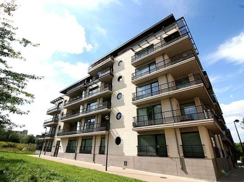 Zeer mooi gemeubileerd appartement van 62m² in een nieuw gebouw en bestaat uit:<br />
- 1 slaapkamer eiken vloer<br />
- 1 badkamer<br />
- 1 apart to