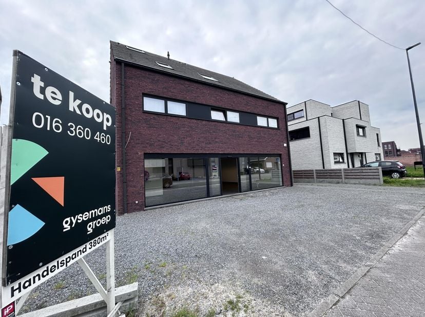 Dit ruime handelspand biedt een uitstekende gelegenheid voor diverse commerciële activiteiten (retail, showroom, kantoor,...) dankzij de open structuu