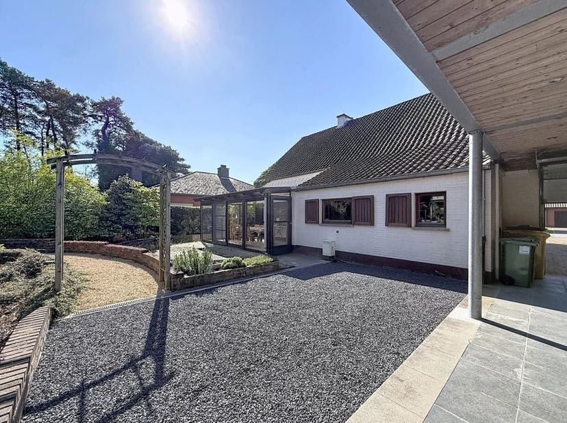 Deze verrassend ruime woning is gelegen te Mol-Ezaart op een mooi perceel van +/- 11a.<br />
We nemen u even mee doorheen het pand.<br />
De inkomhal