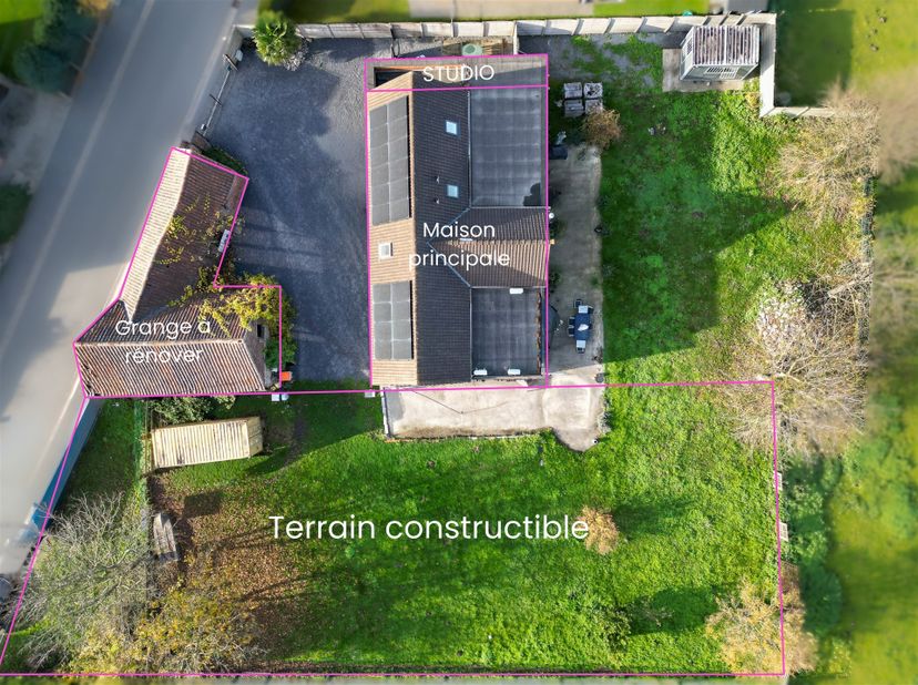 Découvrez une propriété rare qui combine harmonieusement confort privé, potentiel professionnel et opportunité dinvestissement. Cette maison à vocatio