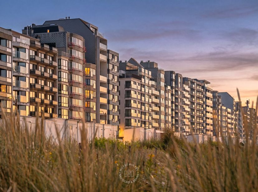 Geniet elke dag van een adembenemend frontaal zeezicht en spectaculaire zonsondergangen vanuit dit exclusieve hoekappartement op de 6de verdieping. Da