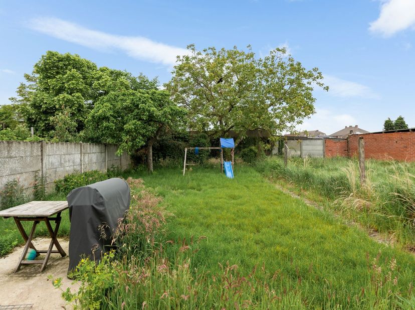 Deels gerenoveerde woning (3 slpks) met uitbreidingsmogelijkheden<br />
<br />
Deze woning dateert van 1968 en werd deels gerenoveerd 2024, maar die
